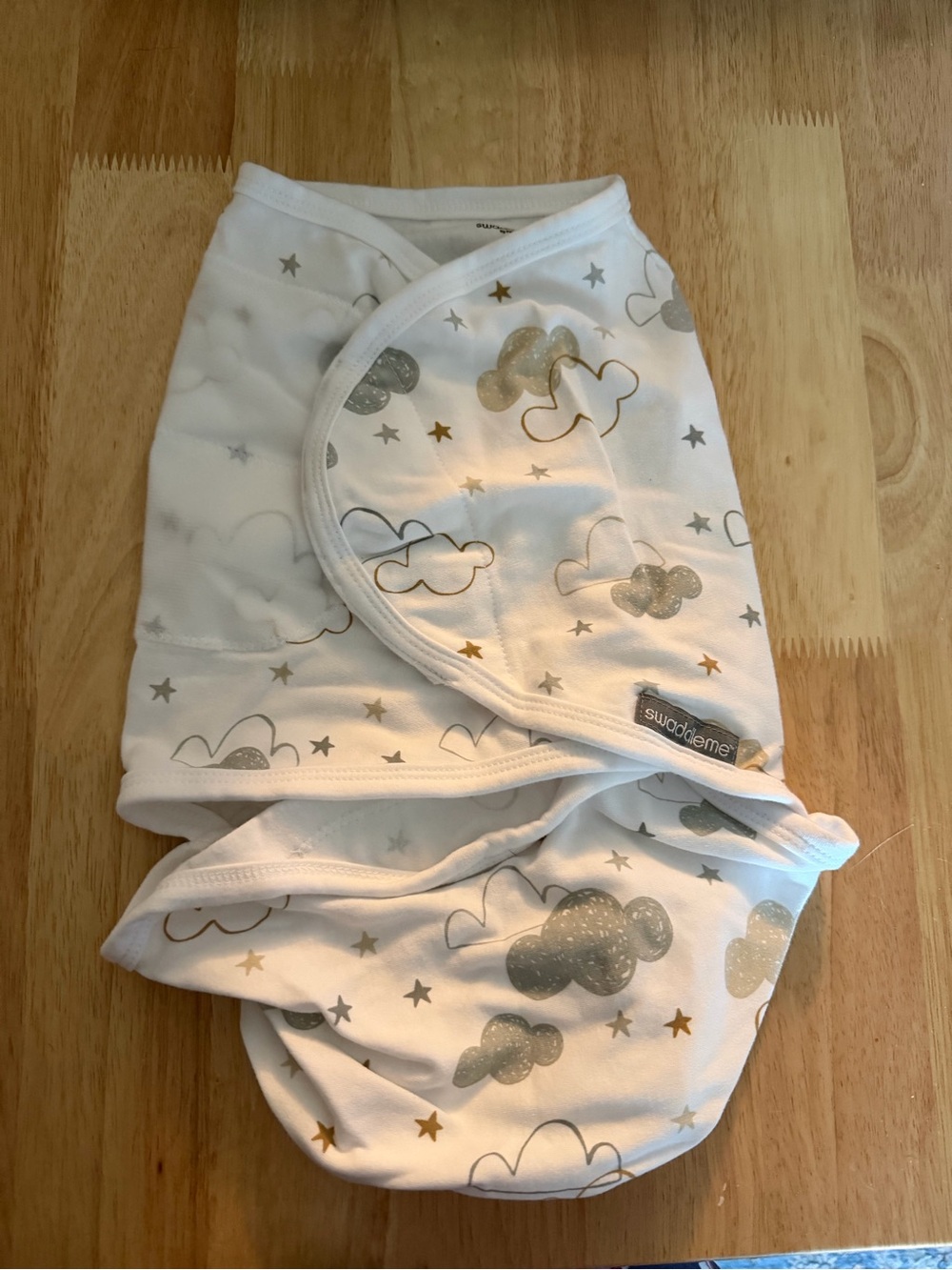 SwaddleMe 2 pack White Swaddle with Gold & Gray Cloud Print both size 0-3